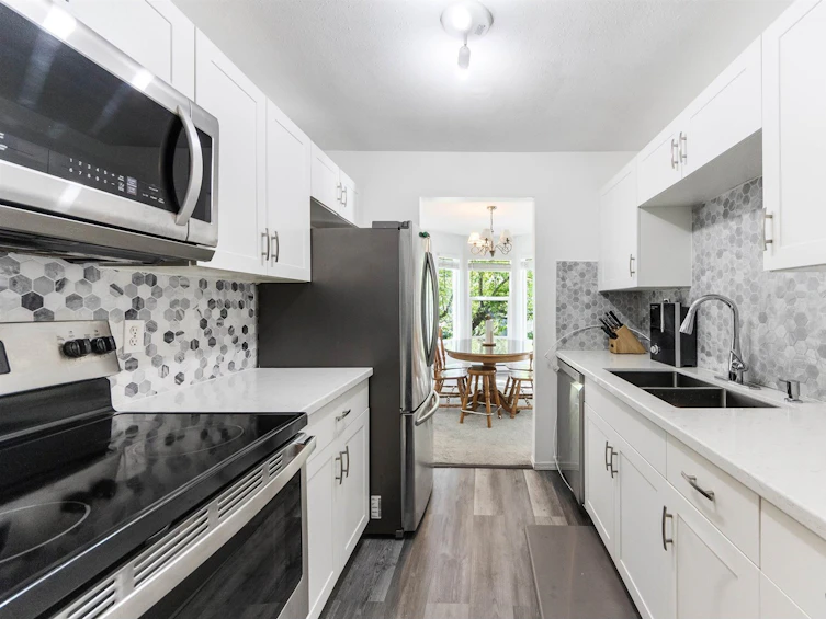 203-9946 151 Street, Surrey, BC, V3R 0V5 - 2