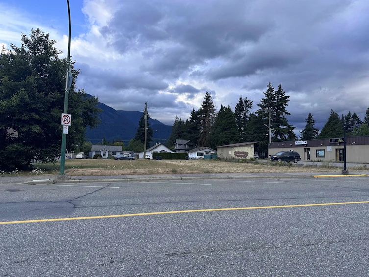 573 Wallace Street Hope, Hope, BC, V0X 1L0 - 2