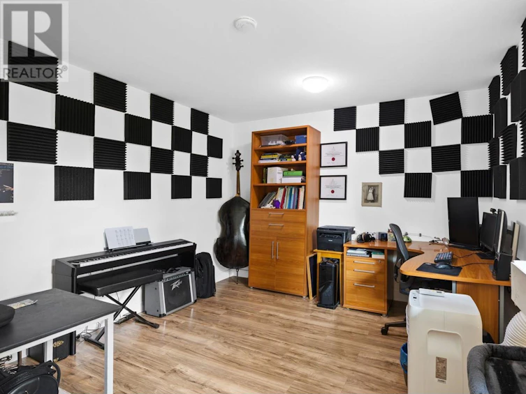 935 Laurier Avenue, Kelowna, BC, V1Y 6A9 - 63