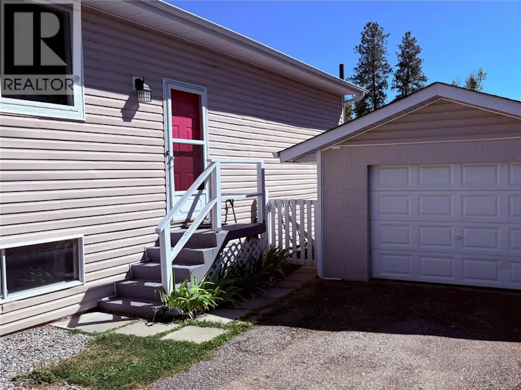 654 Sixth Avenue, Midway, BC, V0H 1M0 - 4