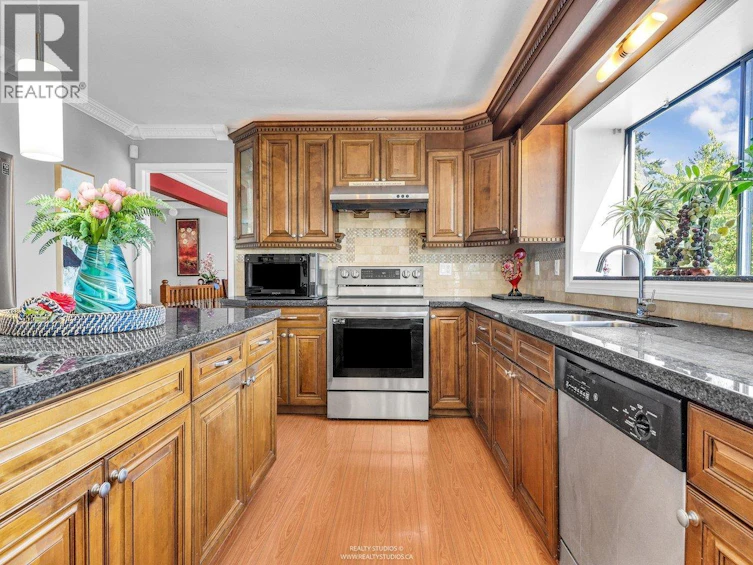 1028 Dansey Avenue, Coquitlam, BC, V3K 3H1 - 8