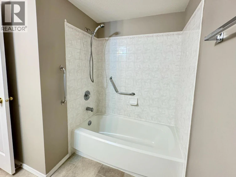 204-2401 SOUTH Main Street, Penticton, BC, V2A 5J1 - 24