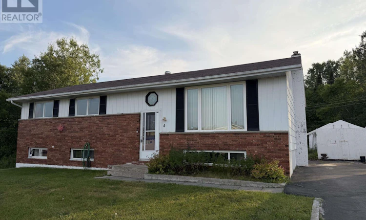 4 Grove Crescent East