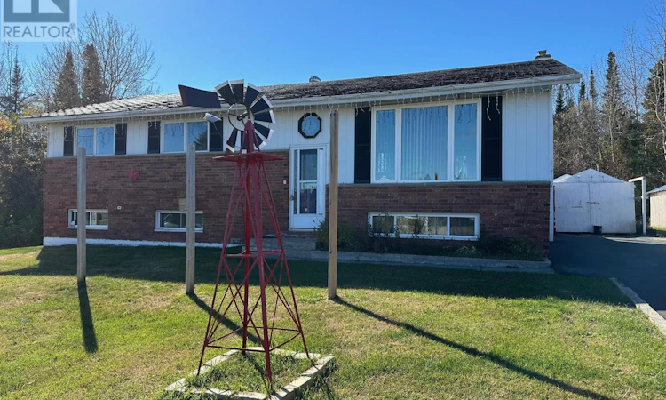 4 Grove Crescent East