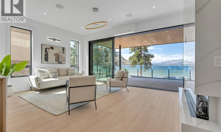 202-602 Lakeshore Drive