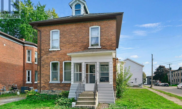 395 Henry Street W