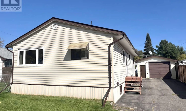 146 Pine Crescent