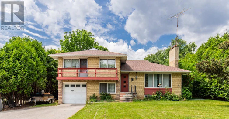 2-227 Lakeshore Road W, Oakville, ON, L6K 1E9