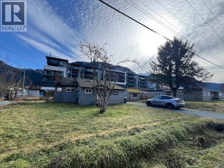 1358 1362-1366 Main Street, Squamish, BC, V8B 0A9 - 7