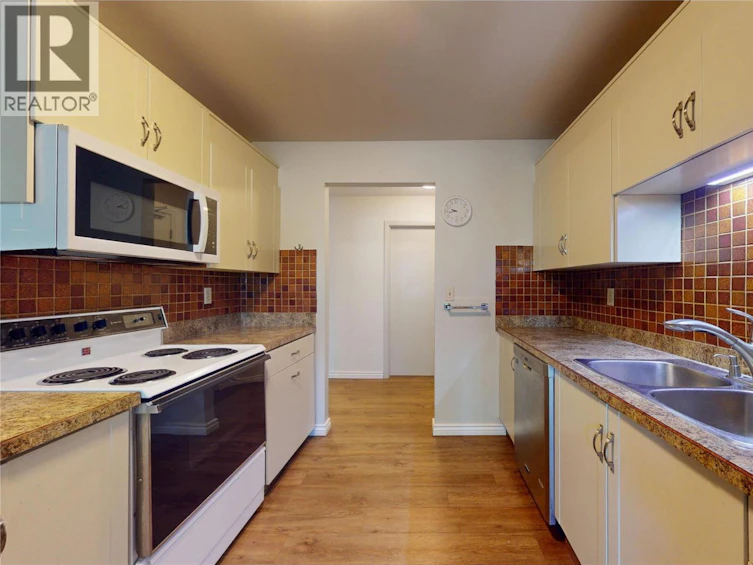 114-1075 Bernard Avenue, Kelowna, BC, V1Y 6P7 - 10