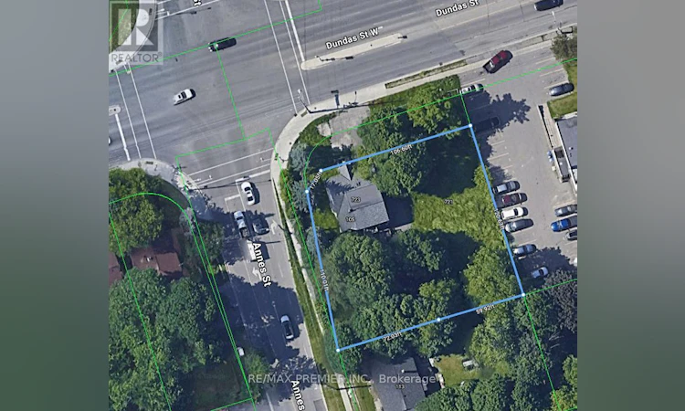 723 Dundas Street W