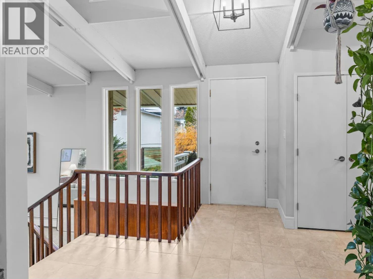 930 Fairway Crescent, Kelowna, BC, V1Y 4S7 - 3