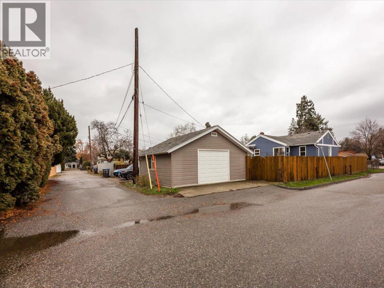 2405 Pandosy Street, Kelowna, BC, V1Y 1T7 - 11