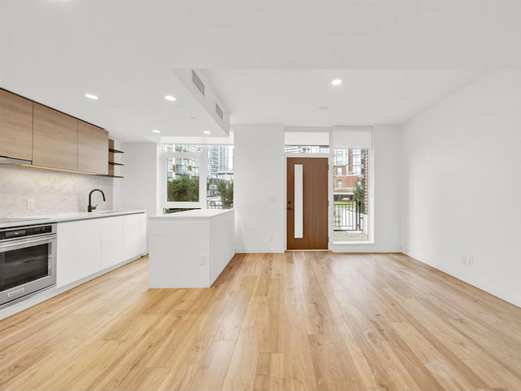 TH1-10448 University Drive, Surrey, BC, V3T 0S7 - 8