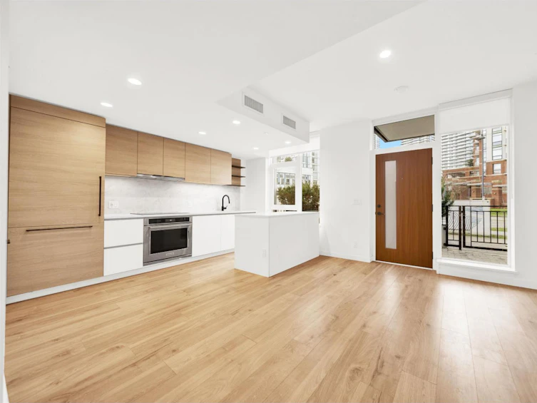 TH1-10448 University Drive, Surrey, BC, V3T 0S7 - 4