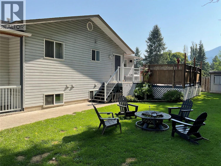 706 Central Avenue, Midway, BC, V0H 1M0 - 9