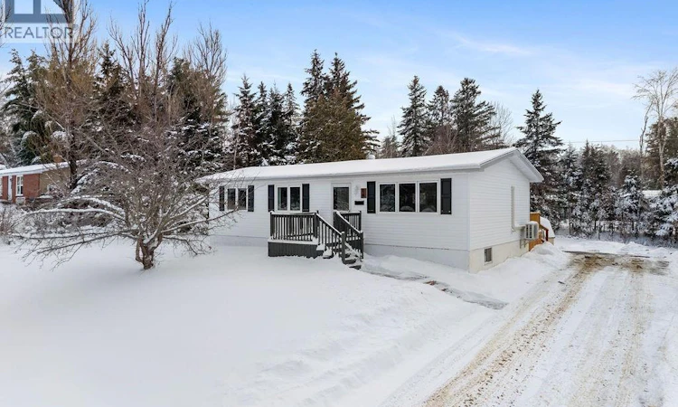 18 Golden Hawk Drive