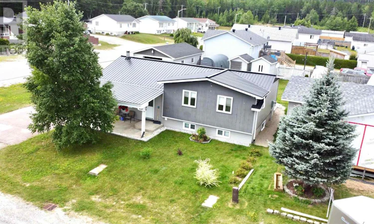 833 Des Rosiers Rue