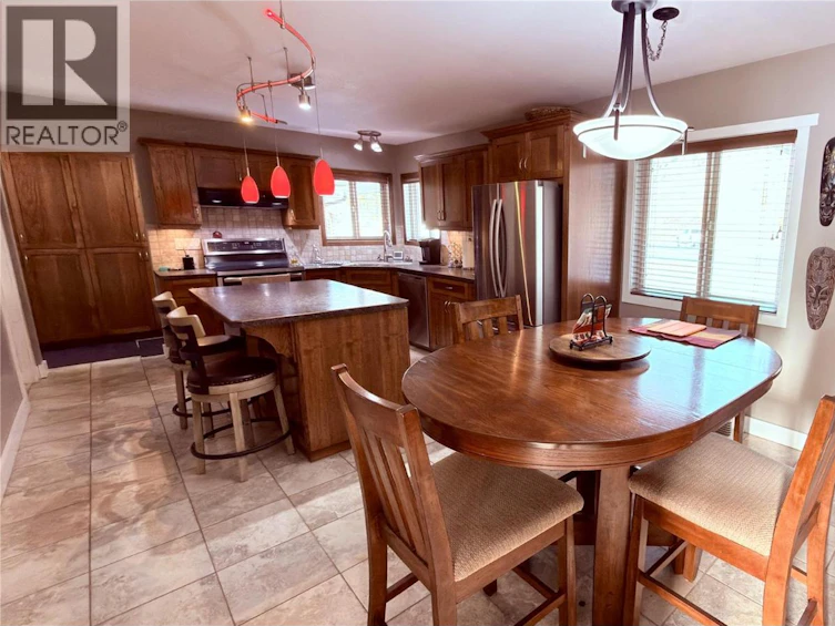 694 Palmerston Avenue, Midway, BC, V0H 1M0 - 35