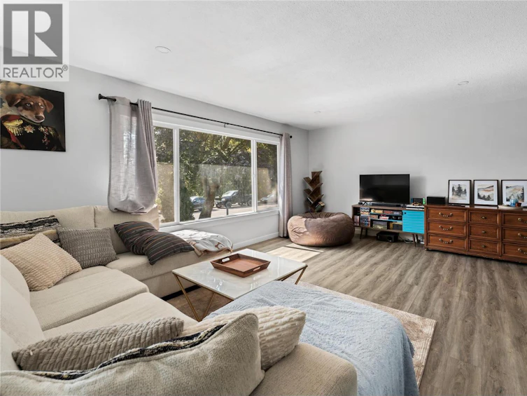 950 Raymer Avenue, Kelowna, BC, V1Y 4Z9 - 4