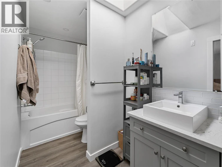 950 Raymer Avenue, Kelowna, BC, V1Y 4Z9 - 11