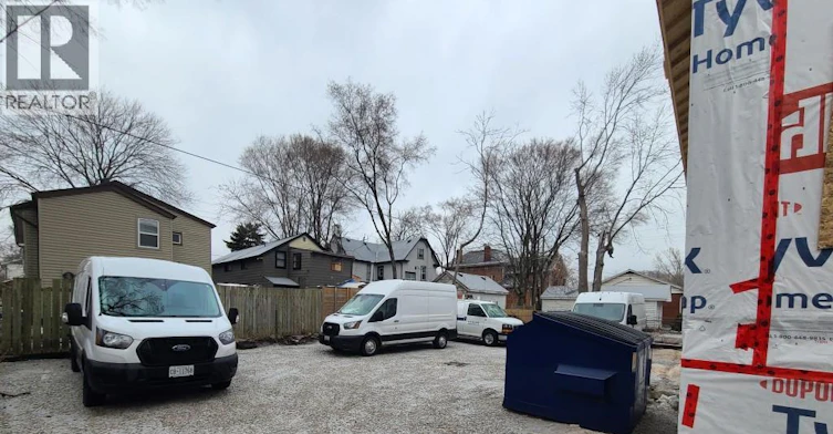 PER ROOM-3218 Baby, Windsor, ON, N9C 1K5 - 10