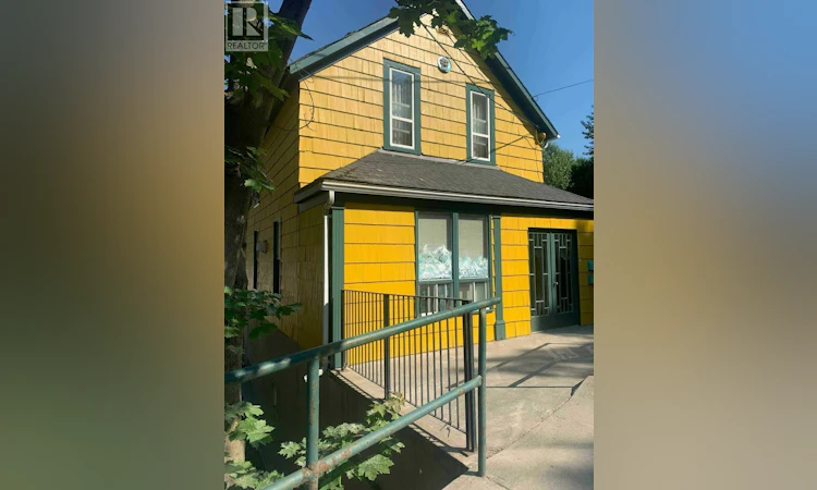 915 Front Street