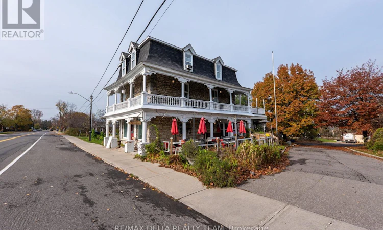 2607 Old Montreal Road