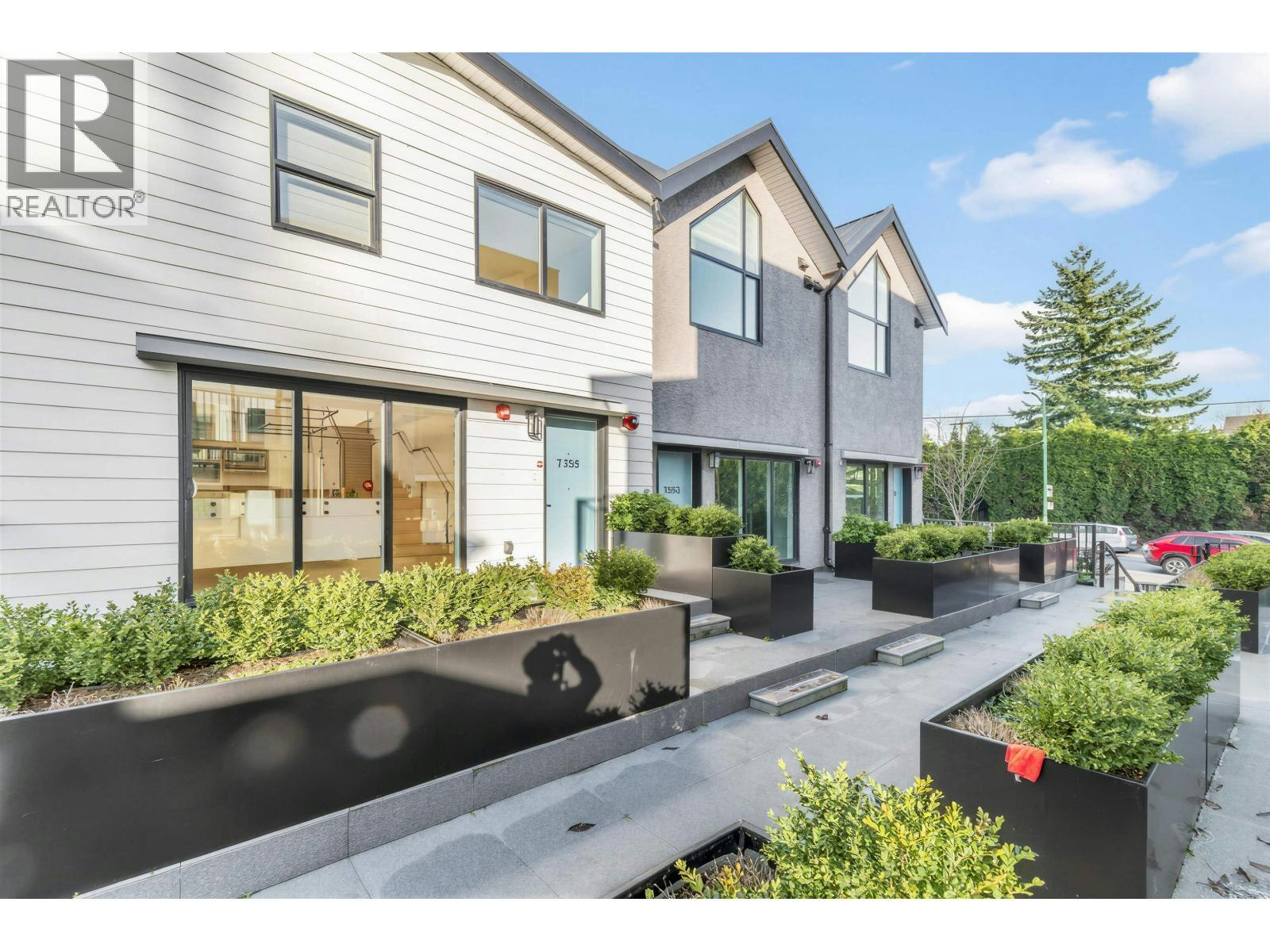 7353 Oak Street, Vancouver, BC, V6P 1V9