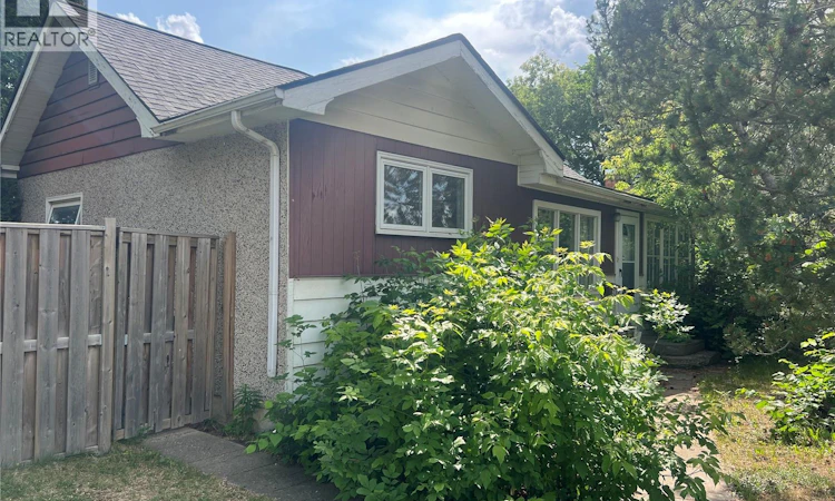 565 15th Street W