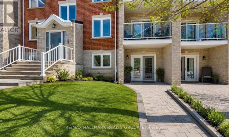 1102-237 Oak Street W