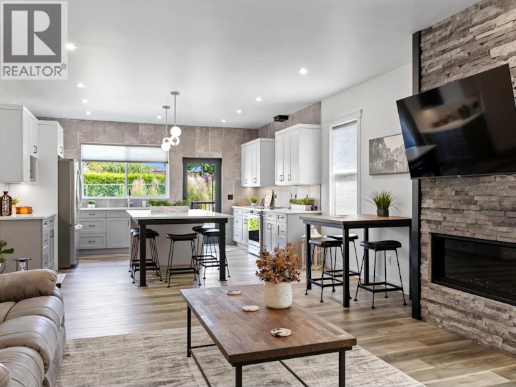 712 Lake Court, West Kelowna, BC, V1Z 0A3 - 3