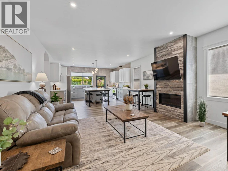 712 Lake Court, West Kelowna, BC, V1Z 0A3 - 2
