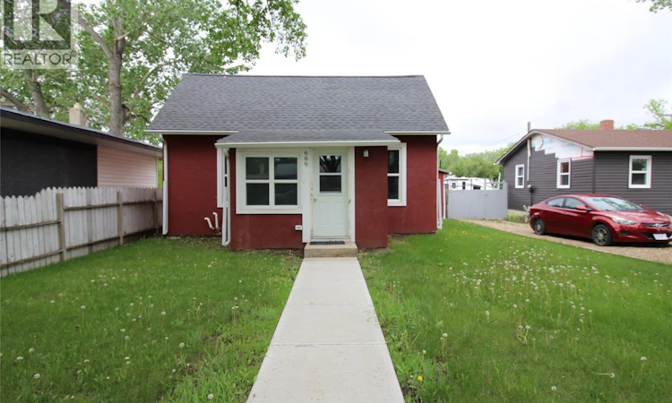 689 2nd Street W