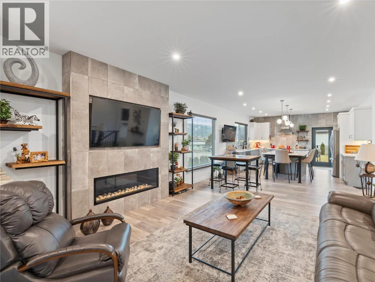 714 Lake Court, West Kelowna, BC, V1Z 1H6 - 2