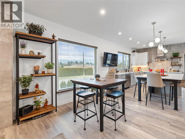 714 Lake Court, West Kelowna, BC, V1Z 1H6 - 4