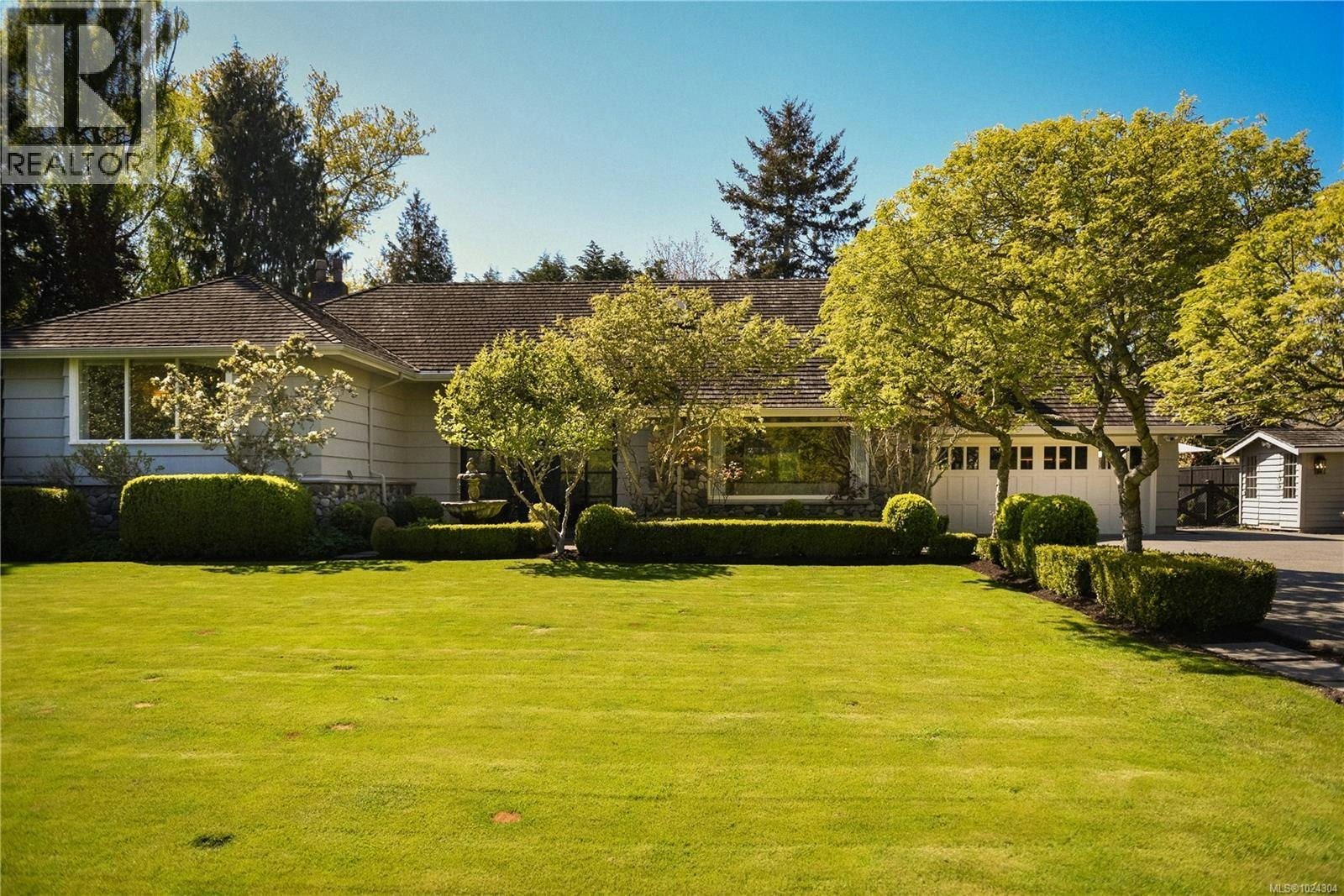 3270 Beach Drive, Oak Bay, BC, V8R 6M1