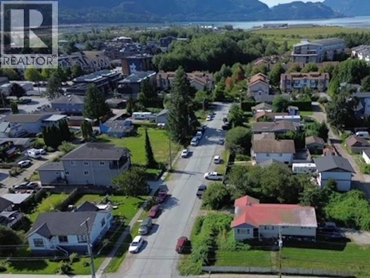 1246 Victoria Street, Squamish, BC, V8B 0P7 - 2