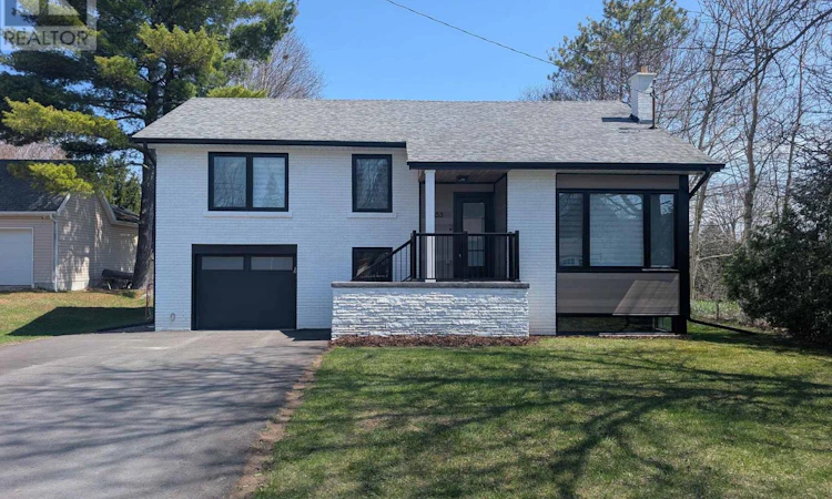 153 Daniel Street N