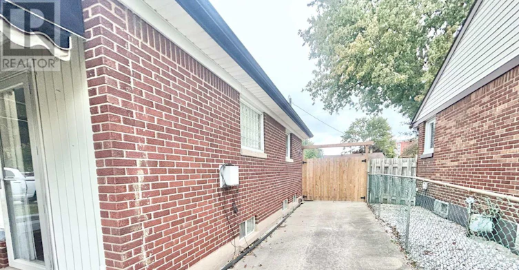 MAIN-3843 Hillcrest Boulevard, Windsor, ON, N9C 2E4 - 16