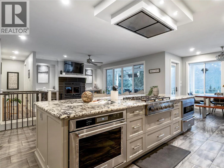 2030 NE Canoe Beach Drive, Salmon Arm, BC, V1E 2M5 - 14