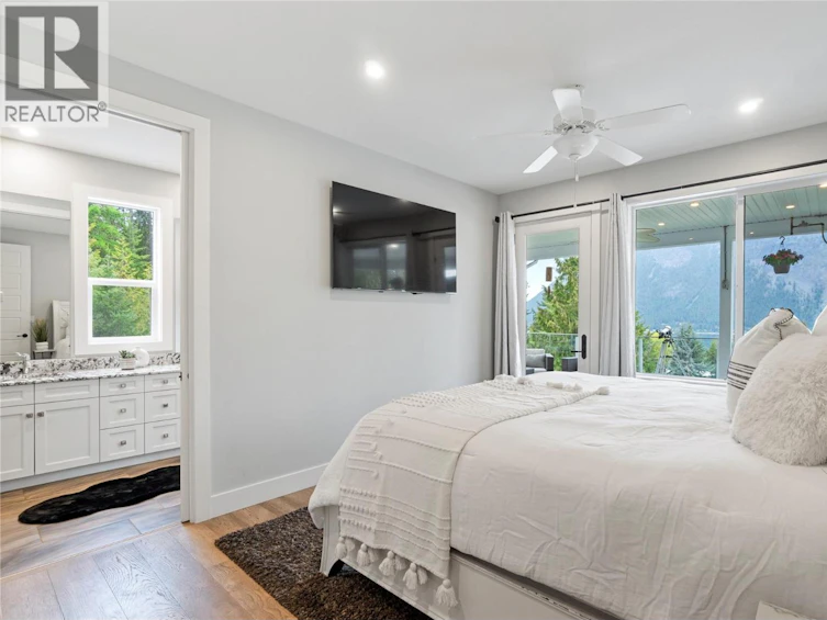 2030 NE Canoe Beach Drive, Salmon Arm, BC, V1E 2M5 - 23