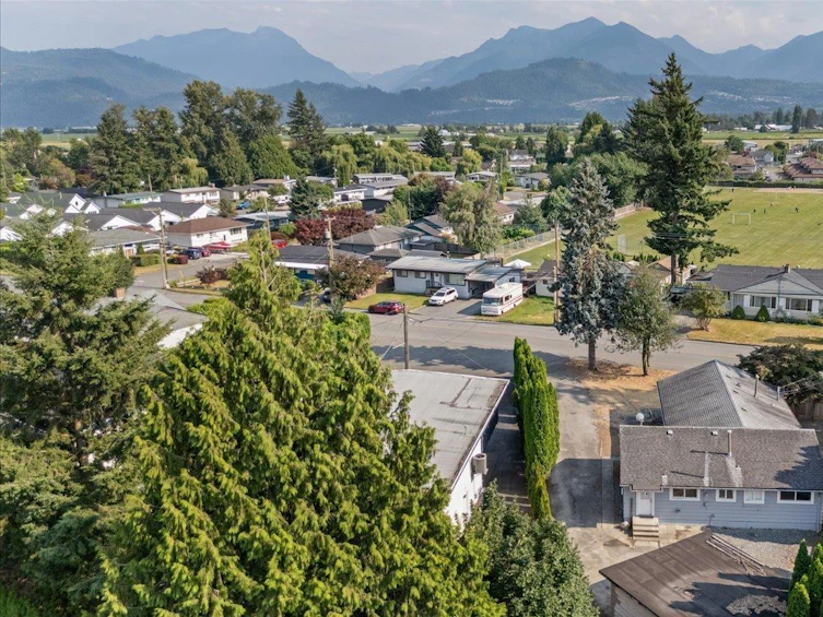 46169 Brooks Avenue, Chilliwack, BC, V2P 1C2 - 2