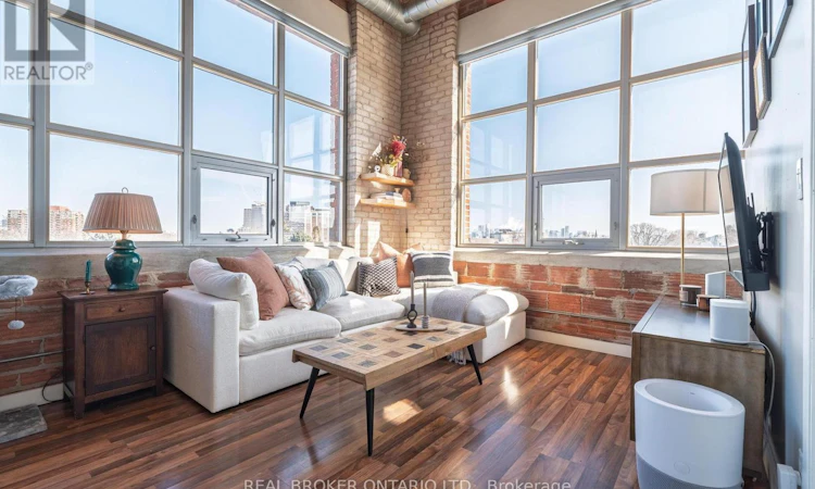 PH3-2154 Dundas Street W