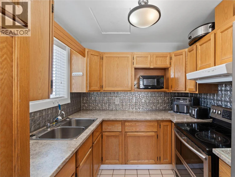 1144 Pembroke Avenue, Kamloops, BC, V2B 7W6 - 2
