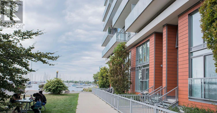 TH 118-90 Stadium Road, Toronto, ON, M5V 3W5 - 3