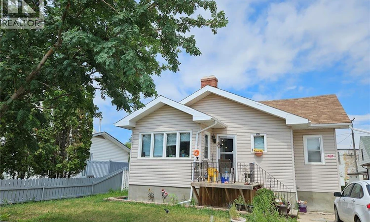 412 Iroquois Street W