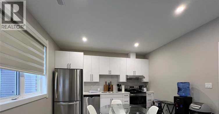 Front-Room 1-5-917 Mckay Avenue, Windsor, ON, N9B 2A4 - 4