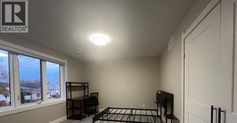 Front-Room 1-5-917 Mckay Avenue, Windsor, ON, N9B 2A4 - 15