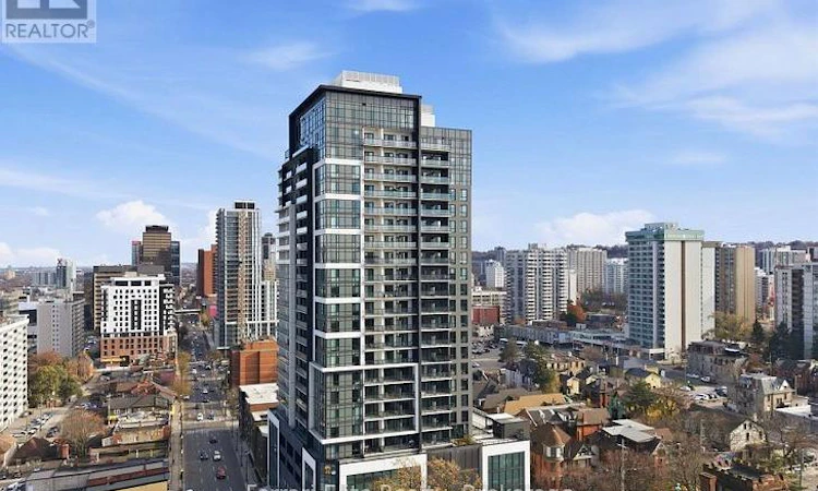 1114-15 Queen Street S